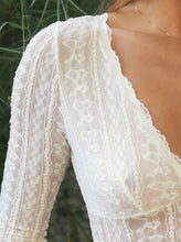 Cargar imagen en el visor de la galería, Sheer Lace Long Sleeve (Cream)
